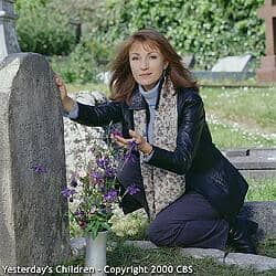 Jane Seymour junto a la tumba de Mary Sutton