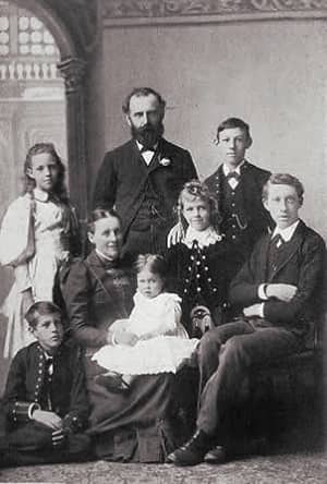 William Thomas Stead junto a su familia en 1880